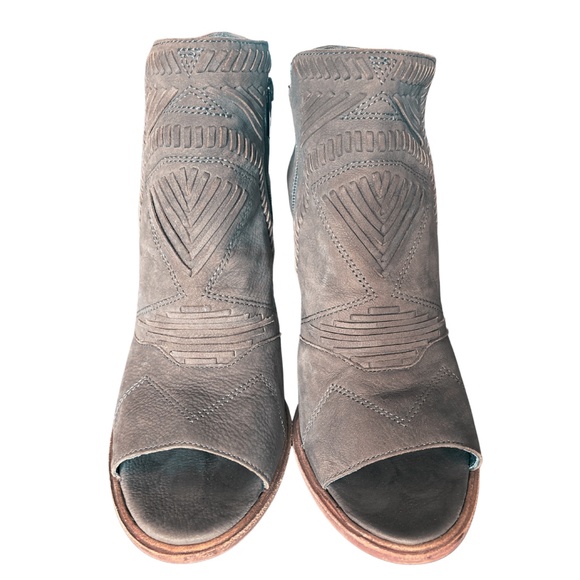 Gorgeous Peep-Toed Stacked Heels - Picture 2 of 6